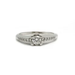 Bague - Or blanc et diamants