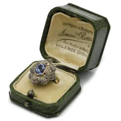 Bague - Or jaune argent, saphir et diamants.