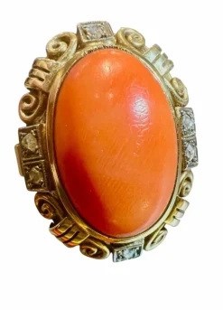 Bague 1940 or jaune cabochon corail et diamants taille ancienne
