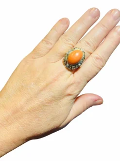 Bague 1940 or jaune cabochon corail et diamants taille ancienne