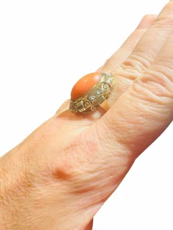 Bague 1940 or jaune cabochon corail et diamants taille ancienne