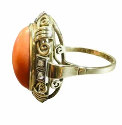 Bague 1940 or jaune cabochon corail et diamants taille ancienne
