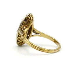 Bague - Or jaune diamants, émeraudes, saphirs et rubis.