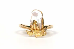 Bague 1970 or jaune et perle baroque
