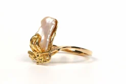 Bague 1970 or jaune et perle baroque