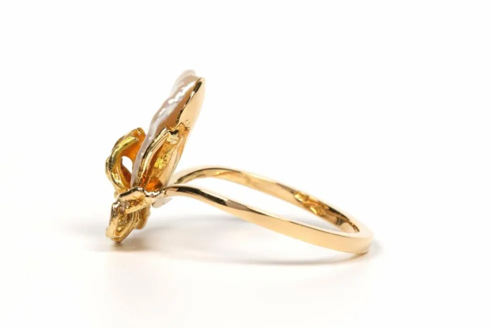 Bague 1970 or jaune et perle baroque