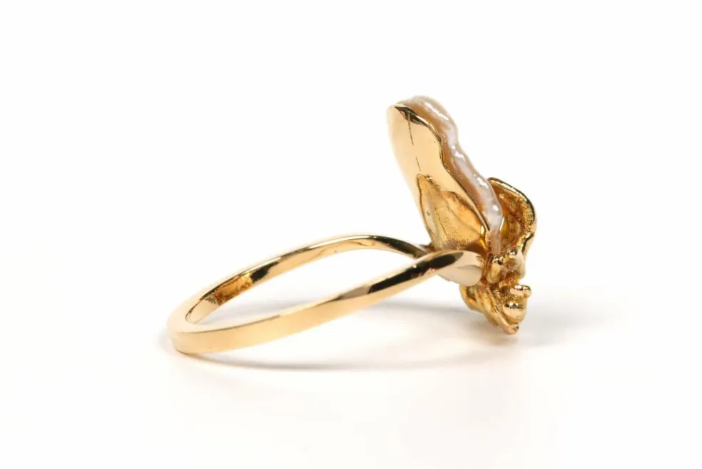 Bague 1970 or jaune et perle baroque