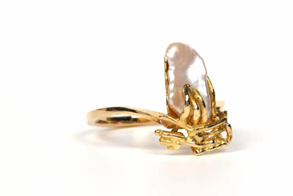 Bague 1970 or jaune et perle baroque