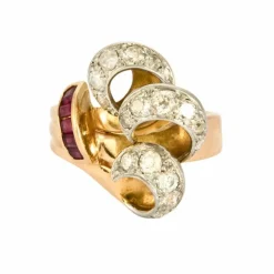 Bague 1940, or jaune, platine, diamants et rubis synthètiques