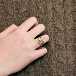 Bague 1940, or jaune, platine, diamants et rubis synthètiques