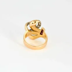 Bague 1940, or jaune, platine, diamants et rubis synthètiques