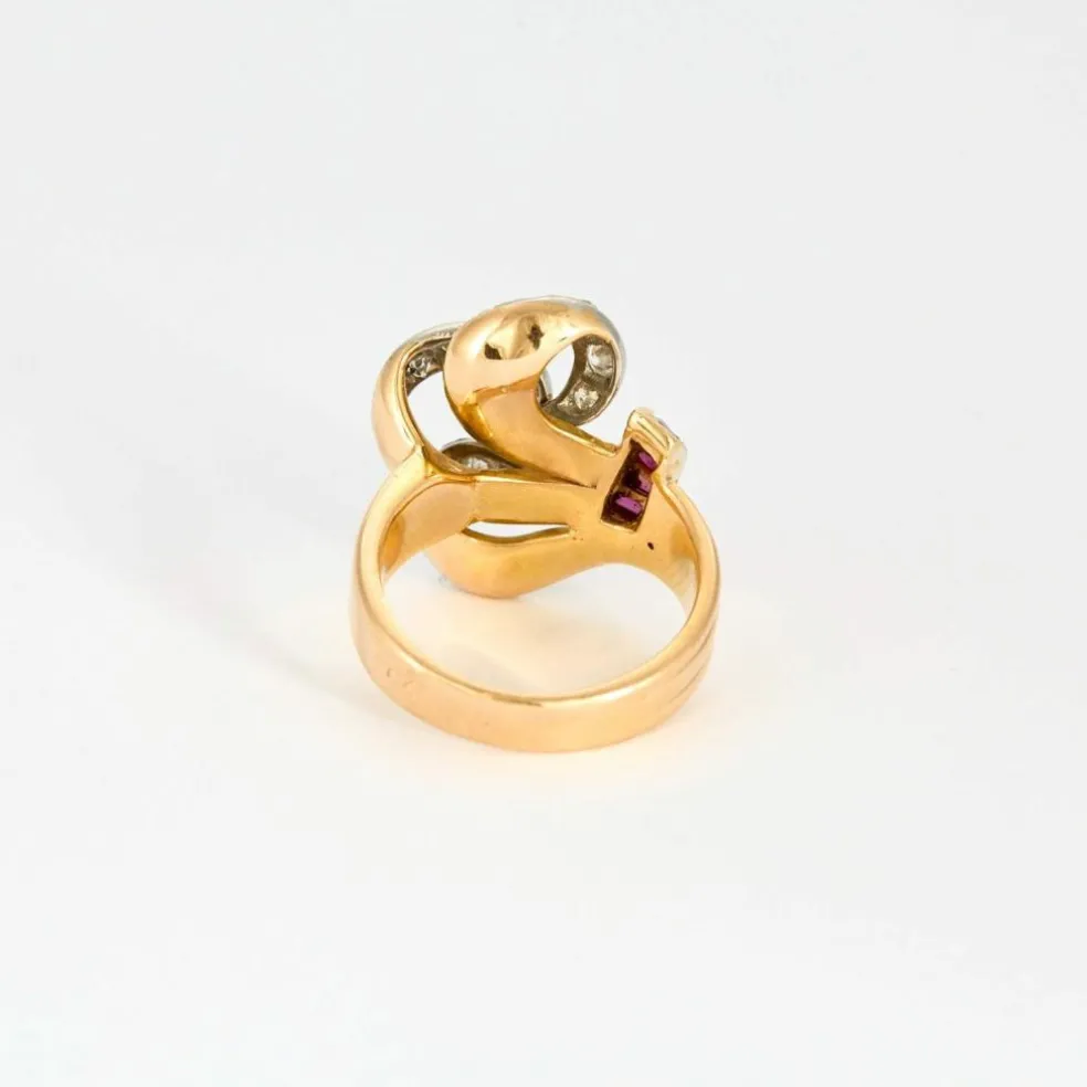 Bague 1940, or jaune, platine, diamants et rubis synthètiques