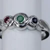 Bague 3 pierres émeraude rubis et saphir en or blanc