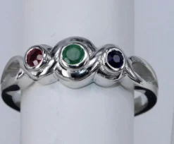 Bague 3 pierres émeraude rubis et saphir en or blanc