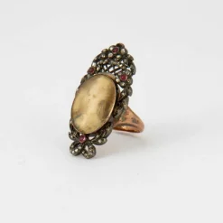 Bague à portrait en or rose, diamant et rubis