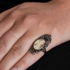 Bague à portrait en or rose, diamant et rubis