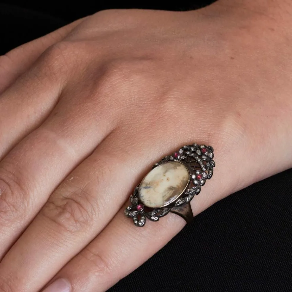 Bague à portrait en or rose, diamant et rubis