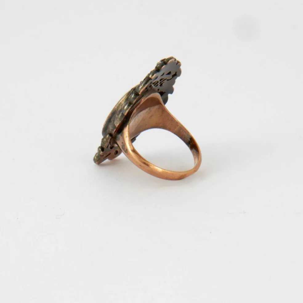 Bague à portrait en or rose, diamant et rubis