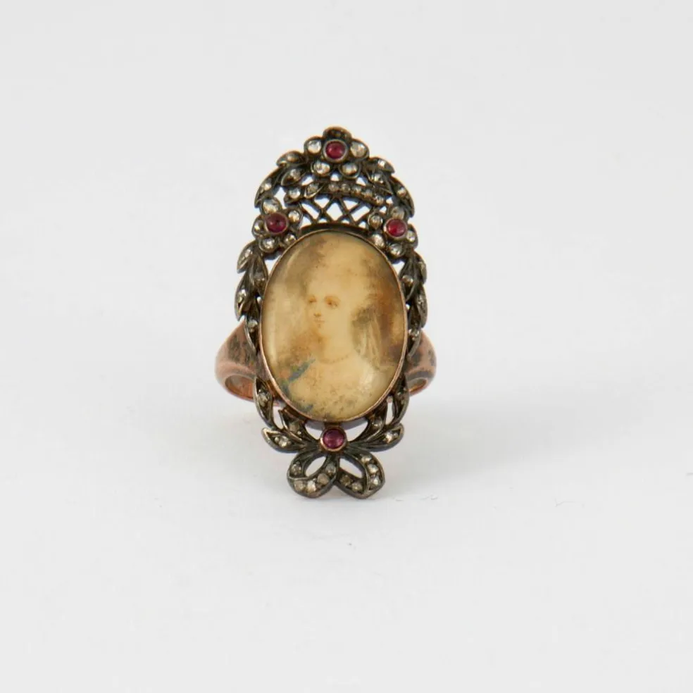 Bague à portrait en or rose, diamant et rubis