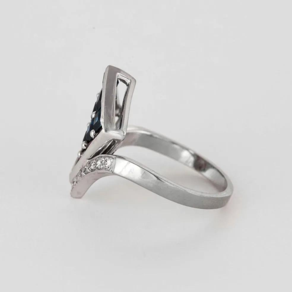Bague aigrette en or gris diamants, saphirs, rubis