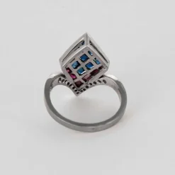 Bague aigrette en or gris diamants, saphirs, rubis