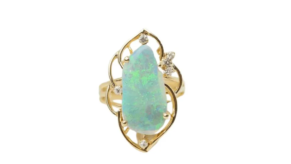 Bague ajourée en or jaune et opale d'Australie