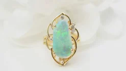 Bague ajourée en or jaune et opale d'Australie