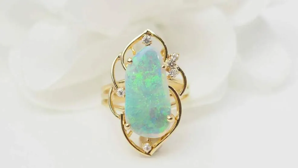 Bague ajourée en or jaune et opale d'Australie