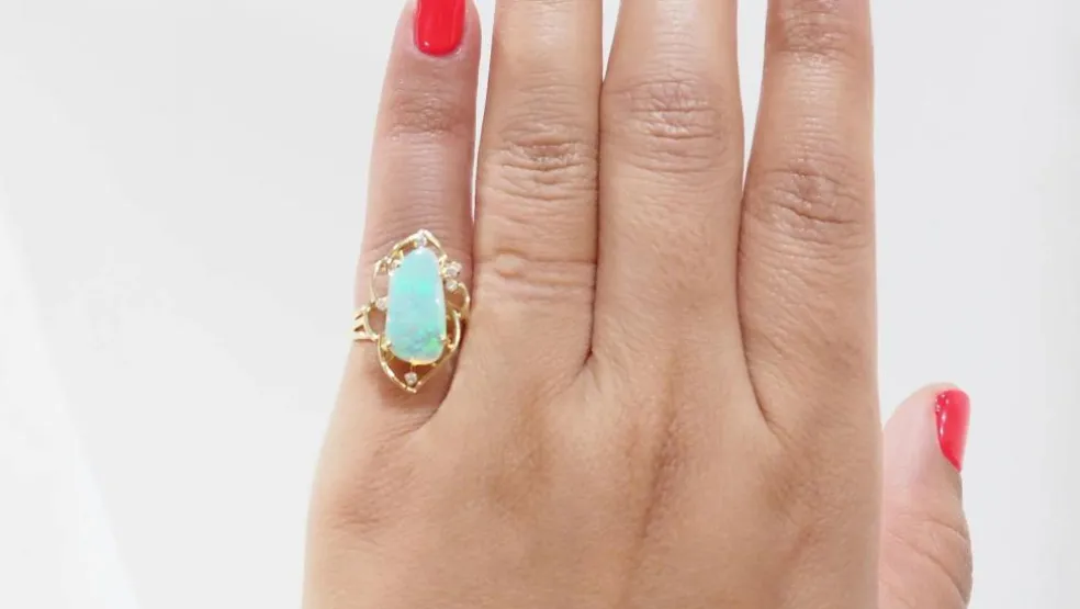 Bague ajourée en or jaune et opale d'Australie