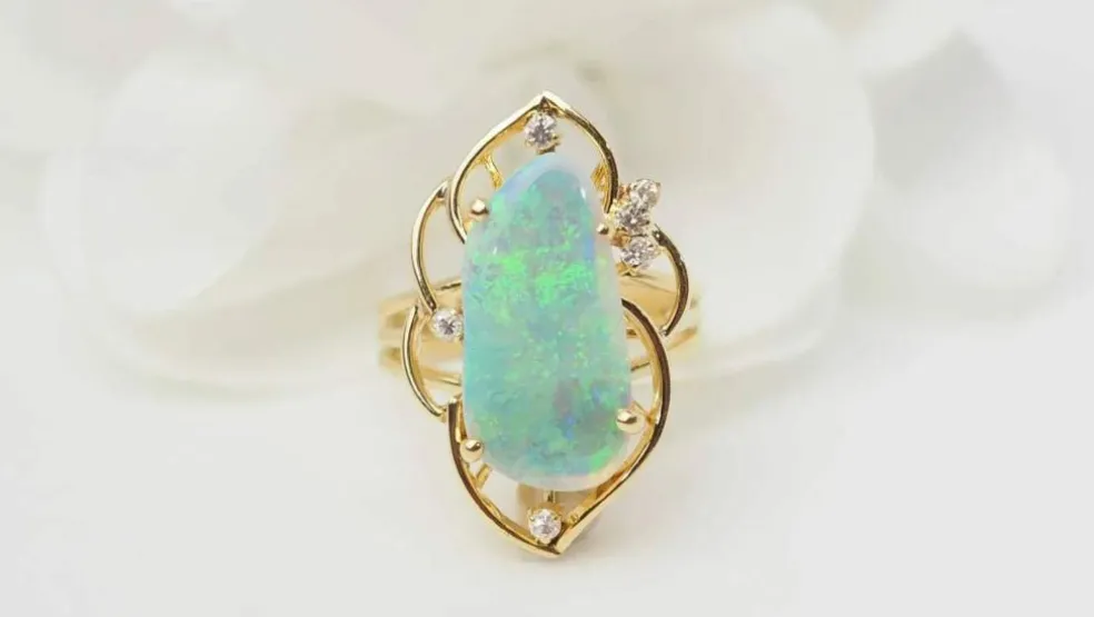 Bague ajourée en or jaune et opale d'Australie