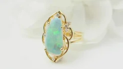 Bague ajourée en or jaune et opale d'Australie