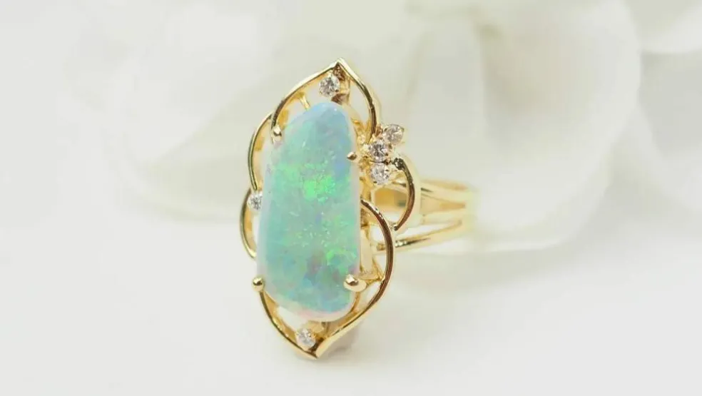 Bague ajourée en or jaune et opale d'Australie