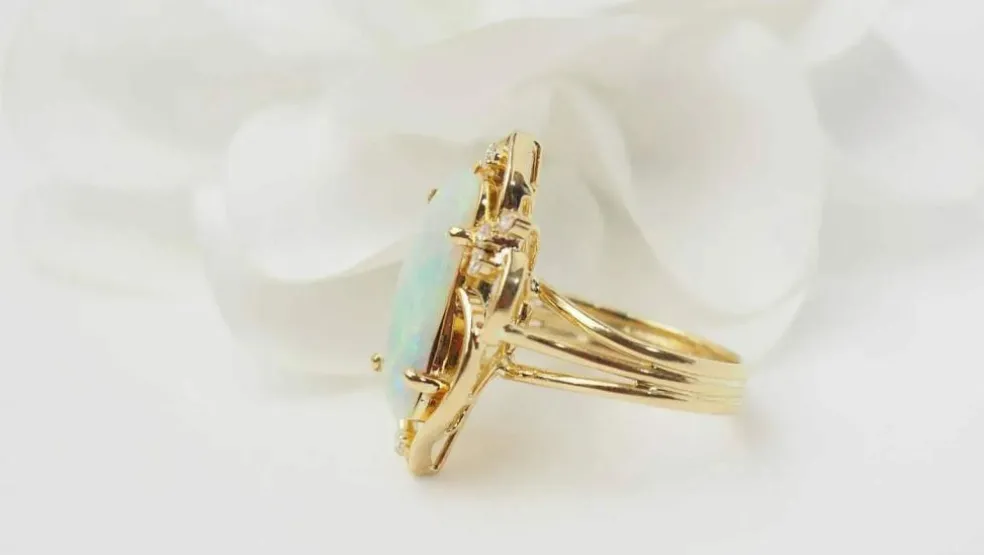 Bague ajourée en or jaune et opale d'Australie