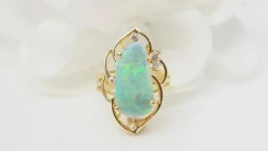 Bague ajourée en or jaune et opale d'Australie
