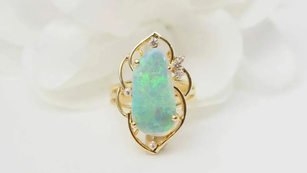 Bague ajourée en or jaune et opale d'Australie