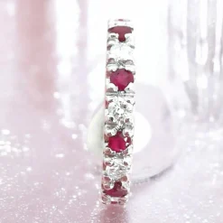 Bague alliance américaine or blanc diamants et rubis