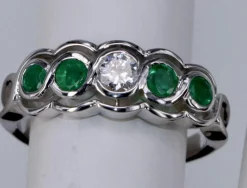 Bague alliance Art Déco Diamants et Emeraude or blanc