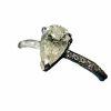 Bague alliance sertie d'un diamant taillé poire de 0,75 carat
