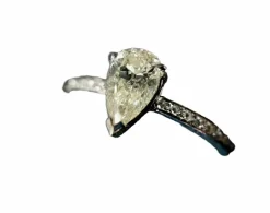 Bague alliance sertie d'un diamant taillé poire de 0,75 carat