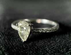 Bague alliance sertie d'un diamant taillé poire de 0,75 carat