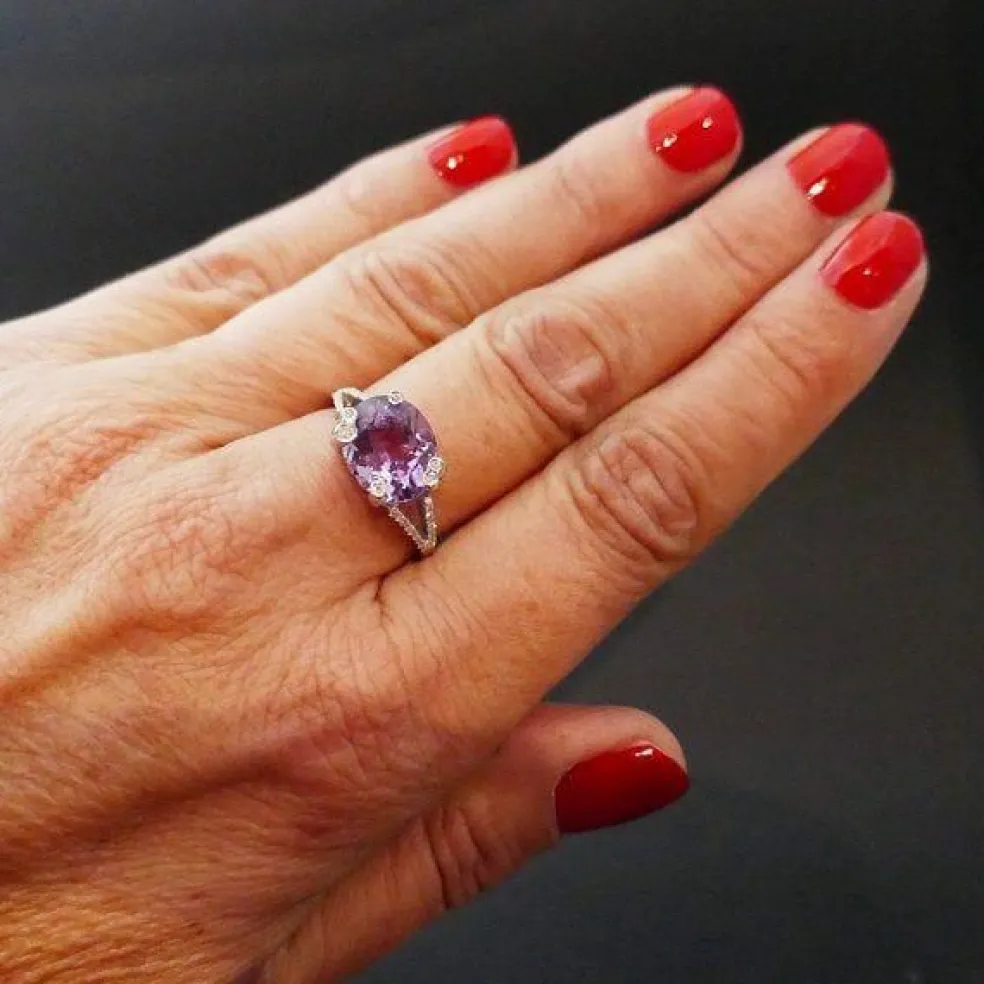 Bague Améthyste Et Diamants, Or Blanc 18 Carats.