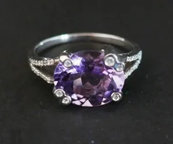 Bague Améthyste Et Diamants, Or Blanc 18 Carats.