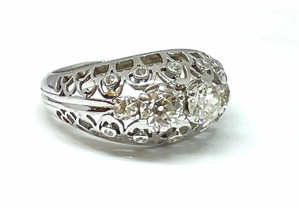 Bague ancienne ajourée en or blanc et diamants