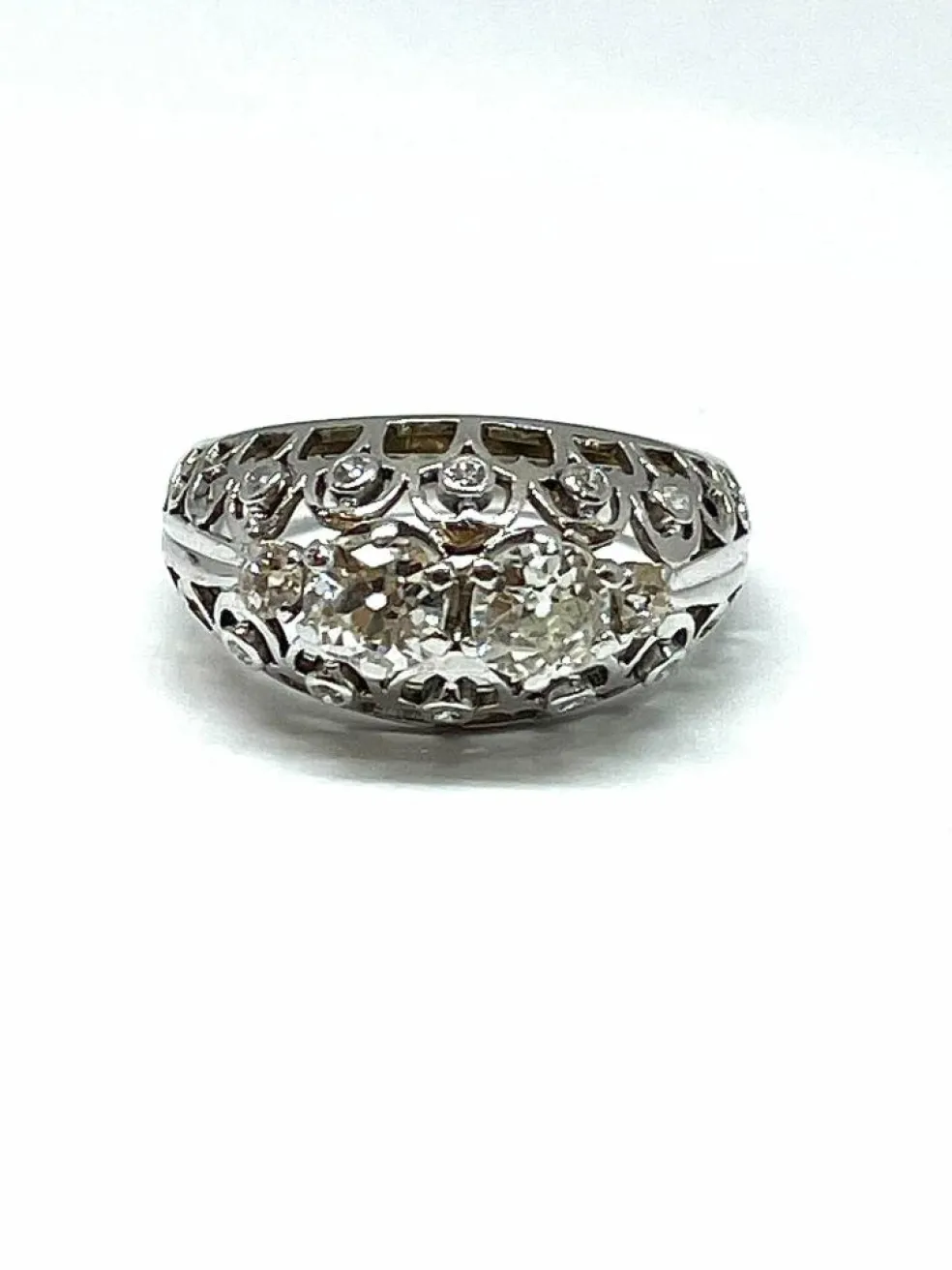 Bague ancienne ajourée en or blanc et diamants