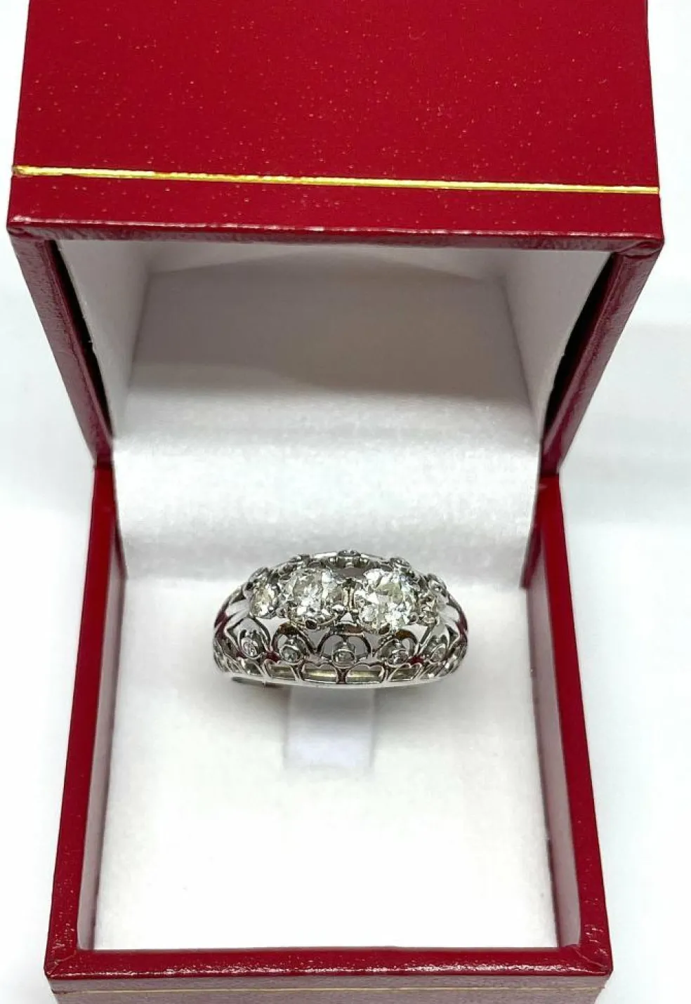 Bague ancienne ajourée en or blanc et diamants