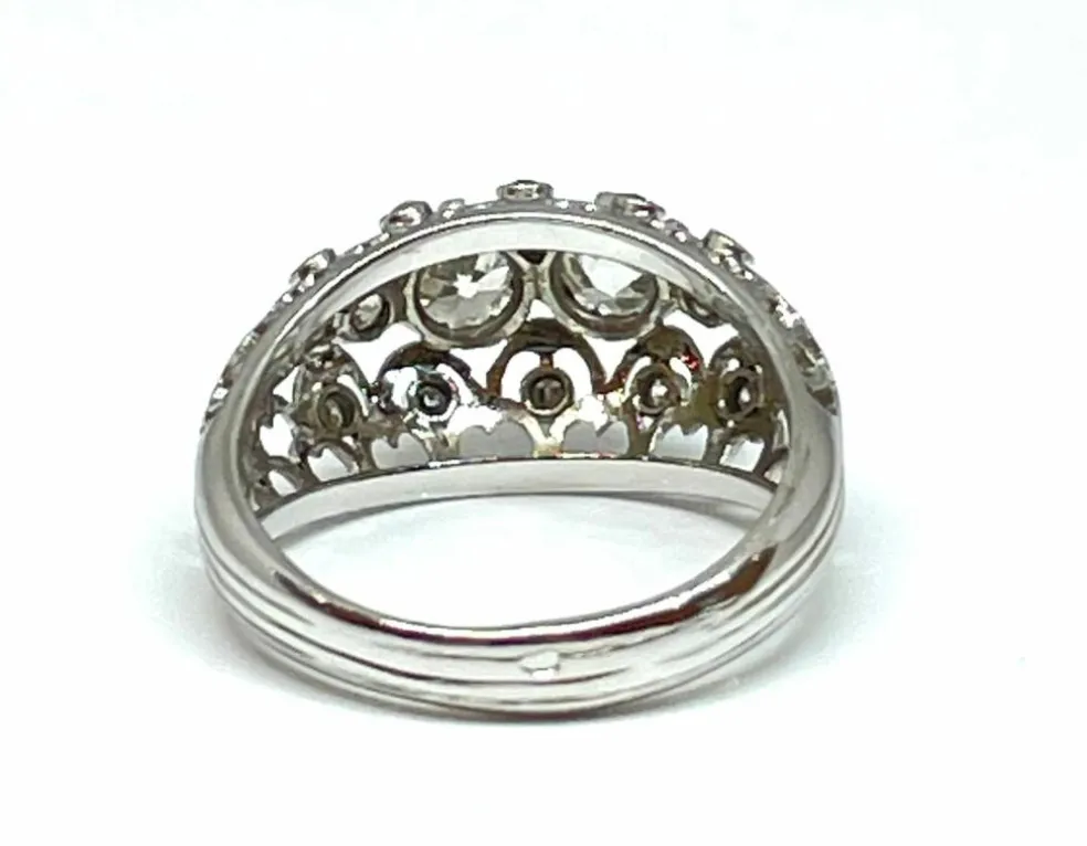 Bague ancienne ajourée en or blanc et diamants