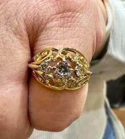 Bague ancienne ajourée or jaune diamants