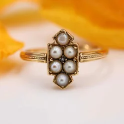Bague ancienne écusson et perles fines