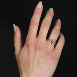 Bague ancienne écusson et perles fines