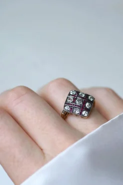 Bague ancienne Damier Diamants et Rubis Calibrés